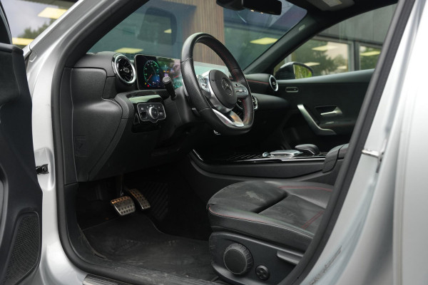 Mercedes-Benz A-Klasse 200 Business Solution AMG Panoramadak AMG Pakket WideScreen