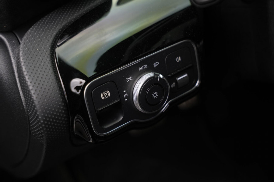 Mercedes-Benz A-Klasse 200 Business Solution AMG Panoramadak AMG Pakket WideScreen