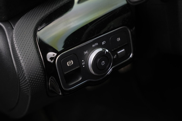 Mercedes-Benz A-Klasse 200 Business Solution AMG Panoramadak AMG Pakket WideScreen