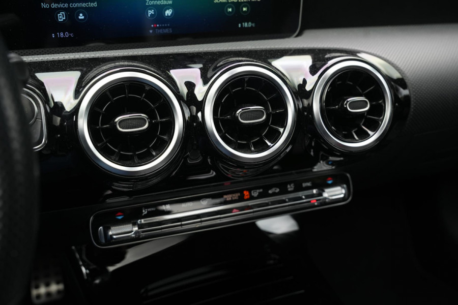 Mercedes-Benz A-Klasse 200 Business Solution AMG Panoramadak AMG Pakket WideScreen