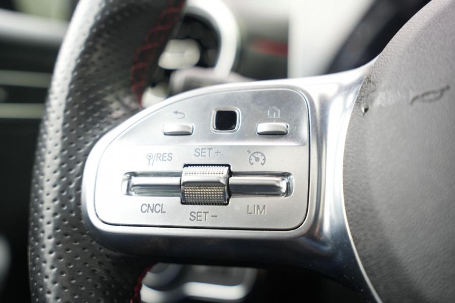 Mercedes-Benz A-Klasse 200 Business Solution AMG Panoramadak AMG Pakket WideScreen