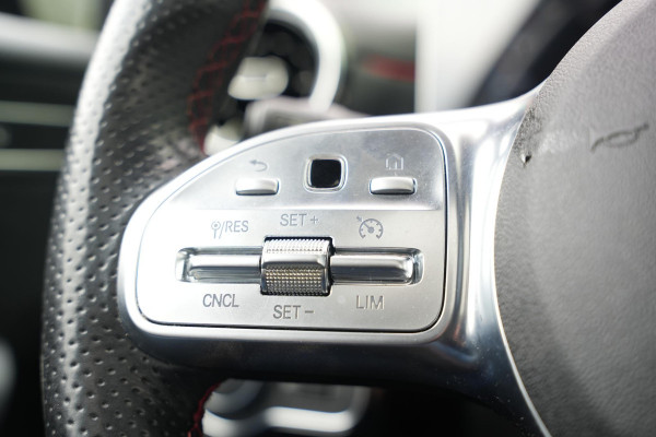 Mercedes-Benz A-Klasse 200 Business Solution AMG Panoramadak AMG Pakket WideScreen
