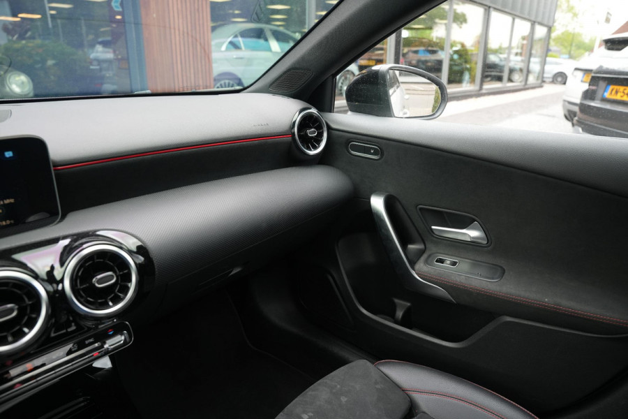Mercedes-Benz A-Klasse 200 Business Solution AMG Panoramadak AMG Pakket WideScreen