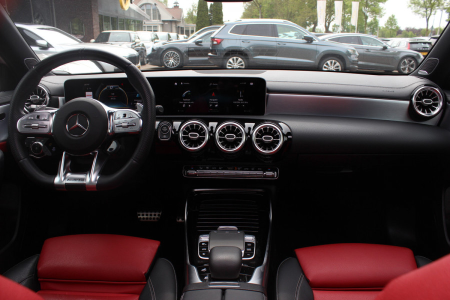 Mercedes-Benz A-Klasse AMG 35 4MATIC Premium 56.103 km! / Panoramadak / Camera / Burmester / AMG Stuur / 19'' / Memory seats / Sfeerverlichting / Matrix LED / DAB / Stoelverwarming / Cruise Control