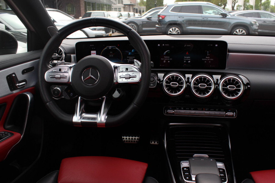 Mercedes-Benz A-Klasse AMG 35 4MATIC Premium 56.103 km! / Panoramadak / Camera / Burmester / AMG Stuur / 19'' / Memory seats / Sfeerverlichting / Matrix LED / DAB / Stoelverwarming / Cruise Control