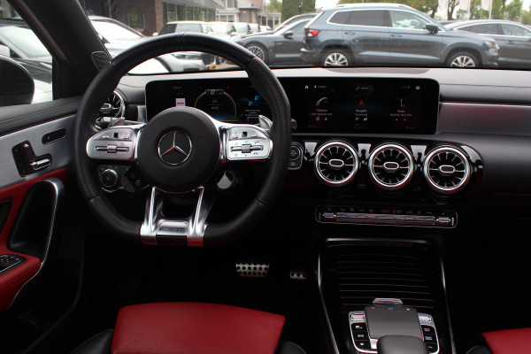 Mercedes-Benz A-Klasse AMG 35 4MATIC Premium 56.103 km! / Panoramadak / Camera / Burmester / AMG Stuur / 19'' / Memory seats / Sfeerverlichting / Matrix LED / DAB / Stoelverwarming / Cruise Control