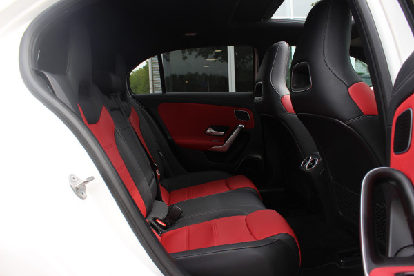 Mercedes-Benz A-Klasse AMG 35 4MATIC Premium 56.103 km! / Panoramadak / Camera / Burmester / AMG Stuur / 19'' / Memory seats / Sfeerverlichting / Matrix LED / DAB / Stoelverwarming / Cruise Control
