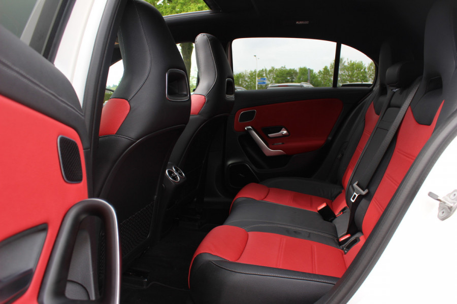 Mercedes-Benz A-Klasse AMG 35 4MATIC Premium 56.103 km! / Panoramadak / Camera / Burmester / AMG Stuur / 19'' / Memory seats / Sfeerverlichting / Matrix LED / DAB / Stoelverwarming / Cruise Control