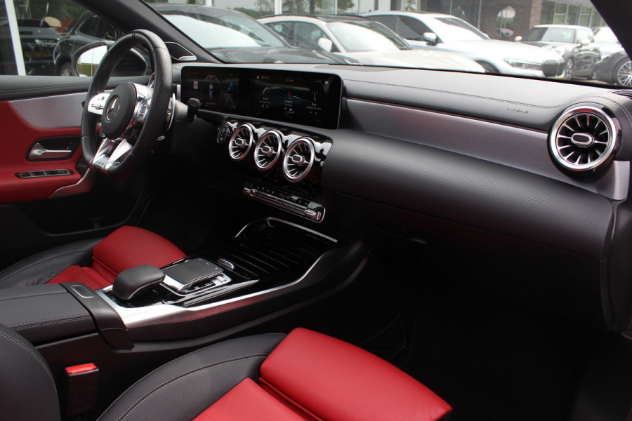Mercedes-Benz A-Klasse AMG 35 4MATIC Premium 56.103 km! / Panoramadak / Camera / Burmester / AMG Stuur / 19'' / Memory seats / Sfeerverlichting / Matrix LED / DAB / Stoelverwarming / Cruise Control