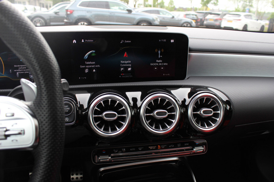 Mercedes-Benz A-Klasse AMG 35 4MATIC Premium 56.103 km! / Panoramadak / Camera / Burmester / AMG Stuur / 19'' / Memory seats / Sfeerverlichting / Matrix LED / DAB / Stoelverwarming / Cruise Control
