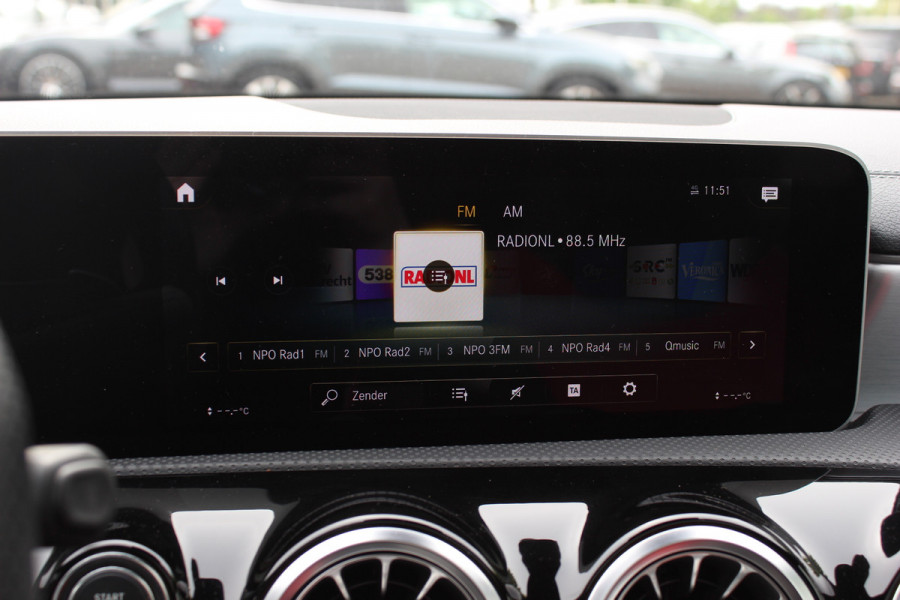 Mercedes-Benz A-Klasse AMG 35 4MATIC Premium 56.103 km! / Panoramadak / Camera / Burmester / AMG Stuur / 19'' / Memory seats / Sfeerverlichting / Matrix LED / DAB / Stoelverwarming / Cruise Control