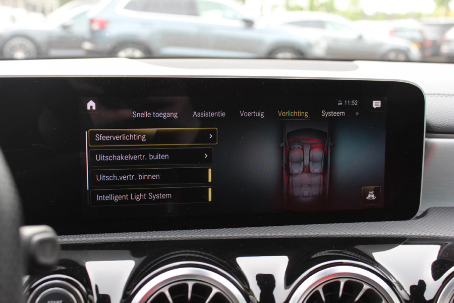 Mercedes-Benz A-Klasse AMG 35 4MATIC Premium 56.103 km! / Panoramadak / Camera / Burmester / AMG Stuur / 19'' / Memory seats / Sfeerverlichting / Matrix LED / DAB / Stoelverwarming / Cruise Control