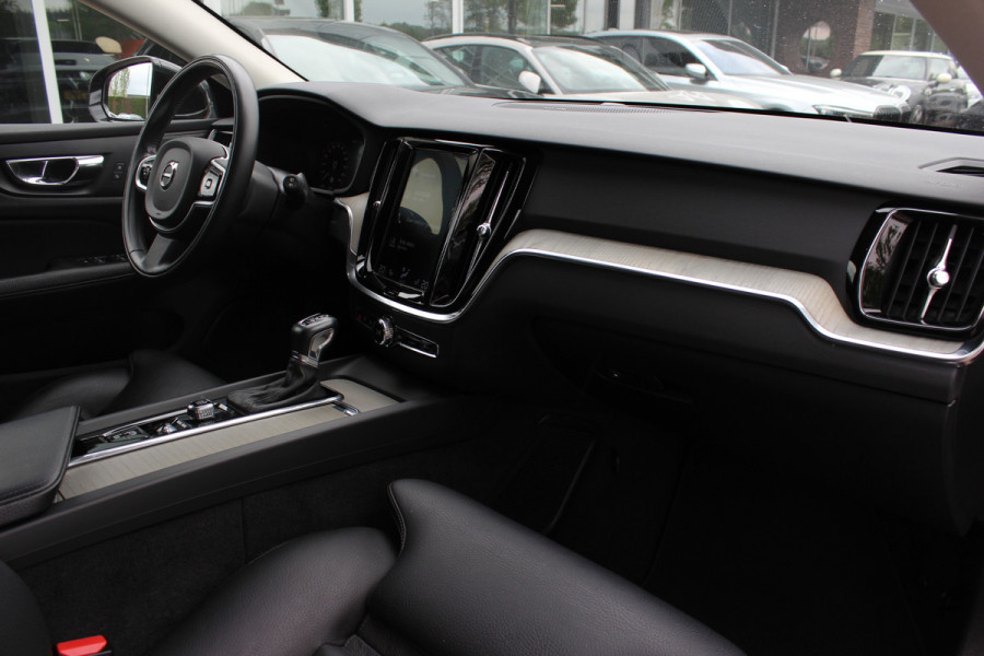 Volvo V60 2.0 D4 Inscription / Trekhaak / Camera / Leder / Standverwarming / 19'' / Navigatie / Harman Kardon / Stoelverwarming 4x / Cruise Control / Virtual Cockpit