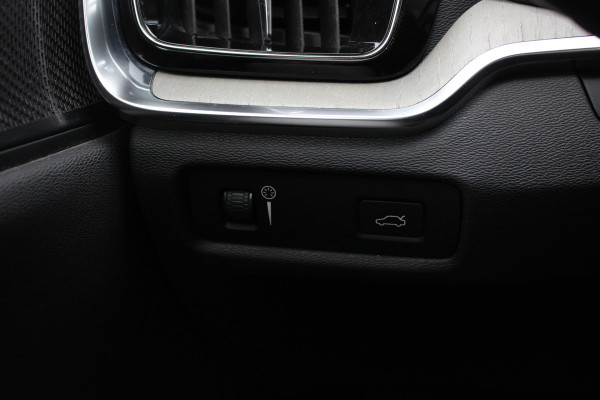 Volvo V60 2.0 D4 Inscription / Trekhaak / Camera / Leder / Standverwarming / 19'' / Navigatie / Harman Kardon / Stoelverwarming 4x / Cruise Control / Virtual Cockpit