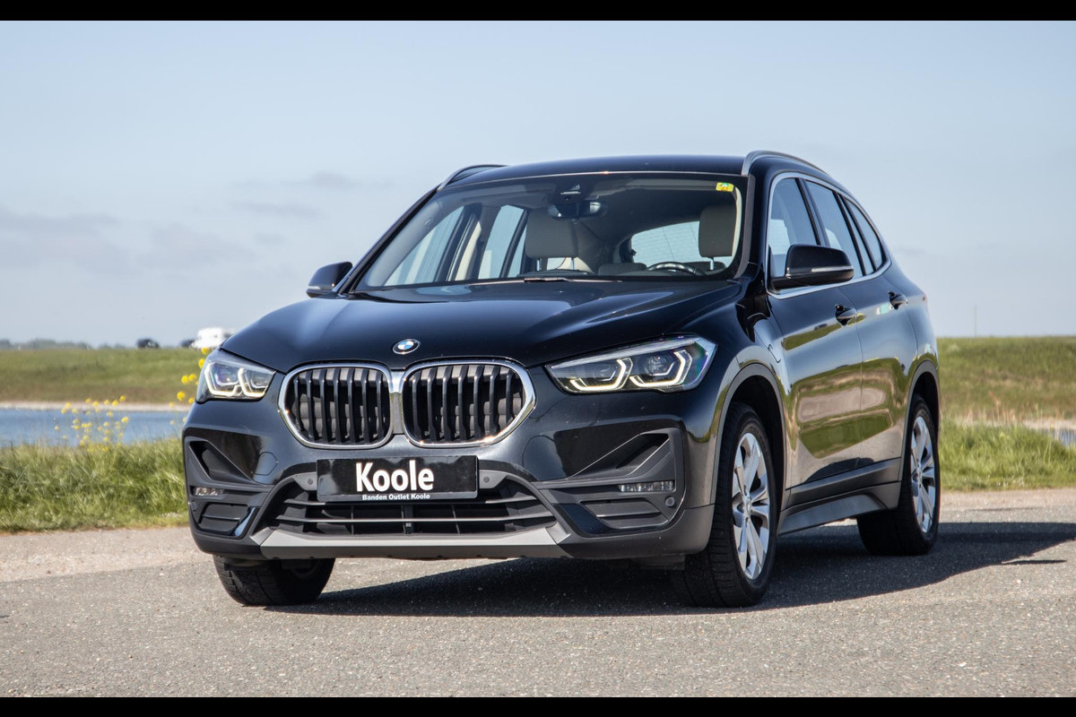 BMW X1 xDrive25e Executive BEIGE LEER / CAMERA / CARPLAY / HEAD UP DISPLAY / LED / CRUISE CONTROLE / STOELVERWARMING