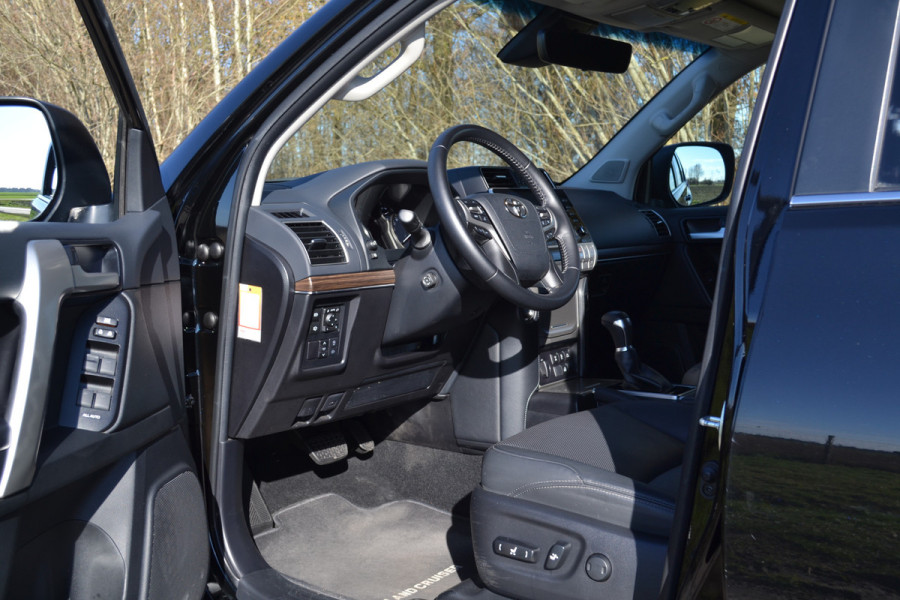 Toyota Land Cruiser 150 2.8 D-4D-F Professional Window Van