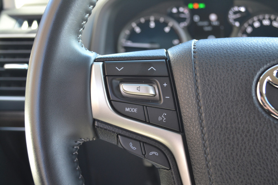 Toyota Land Cruiser 150 2.8 D-4D-F Professional Window Van