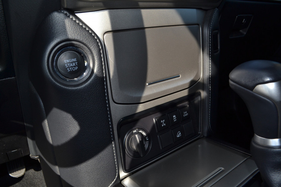 Toyota Land Cruiser 150 2.8 D-4D-F Professional Window Van