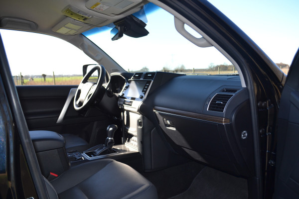 Toyota Land Cruiser 150 2.8 D-4D-F Professional Window Van
