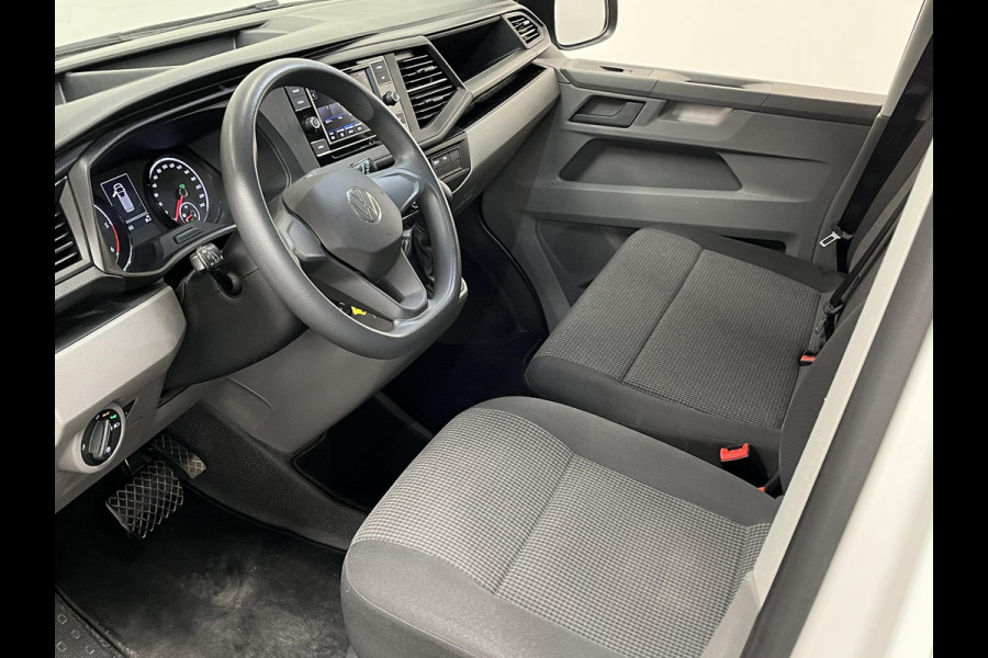 Volkswagen Transporter 2.0 TDI L2H1 150PK Automaat Airco Cruise Control Apple Carplay Verwarmbare stoel en vooruit