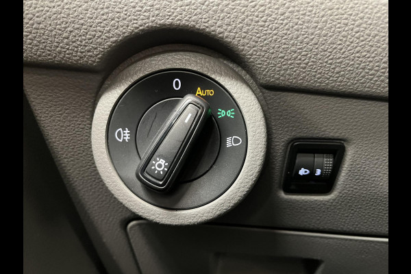 Volkswagen Transporter 2.0 TDI L2H1 150PK Automaat Airco Cruise Control Apple Carplay Verwarmbare stoel en vooruit