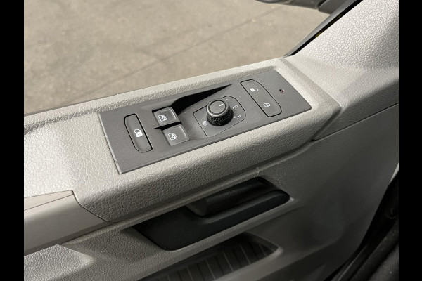 Volkswagen Transporter 2.0 TDI L2H1 150PK Automaat Airco Cruise Control Apple Carplay Verwarmbare stoel en vooruit
