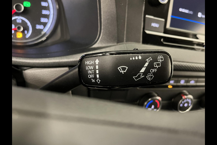 Volkswagen Transporter 2.0 TDI L2H1 150PK Automaat Airco Cruise Control Apple Carplay Verwarmbare stoel en vooruit