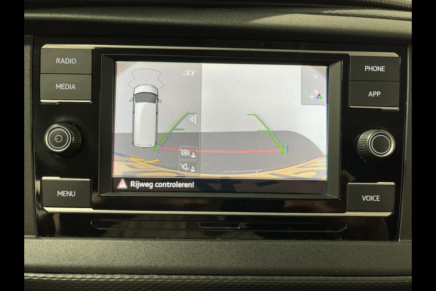 Volkswagen Transporter 2.0 TDI L2H1 150PK Automaat Airco Cruise Control Apple Carplay Verwarmbare stoel en vooruit
