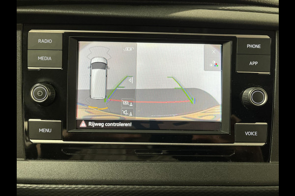 Volkswagen Transporter 2.0 TDI L2H1 150PK Automaat Airco Cruise Control Apple Carplay Verwarmbare stoel en vooruit