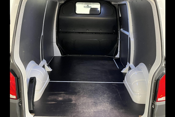 Volkswagen Transporter 2.0 TDI L2H1 150PK Automaat Airco Cruise Control Apple Carplay Verwarmbare stoel en vooruit