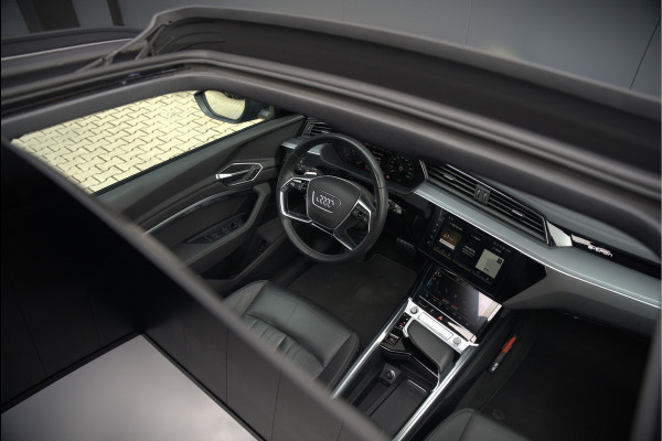 Audi e-tron 50 quattro Business edition Plus 71 kWh | Black Edition | Panoramadak | Camera | Memory Seats | Ambiance Verlichting | Luchtvering | Adaptive Cruise Control | Keyless | Matrix LED | Leder | Stoelverwarming | NAP |