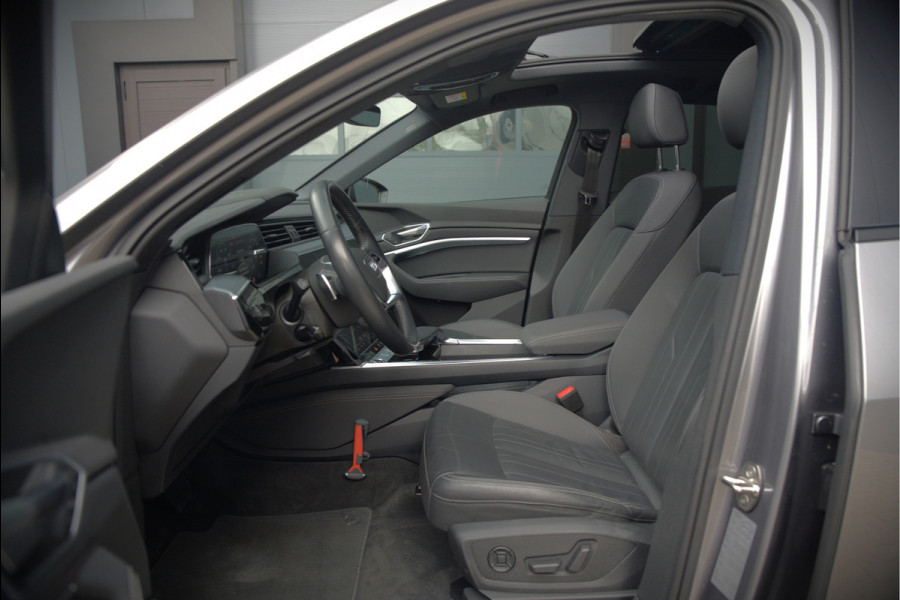 Audi e-tron 50 quattro Business edition Plus 71 kWh | Black Edition | Panoramadak | Camera | Memory Seats | Ambiance Verlichting | Luchtvering | Adaptive Cruise Control | Keyless | Matrix LED | Leder | Stoelverwarming | NAP |