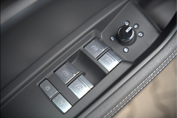 Audi e-tron 50 quattro Business edition Plus 71 kWh | Black Edition | Panoramadak | Camera | Memory Seats | Ambiance Verlichting | Luchtvering | Adaptive Cruise Control | Keyless | Matrix LED | Leder | Stoelverwarming | NAP |