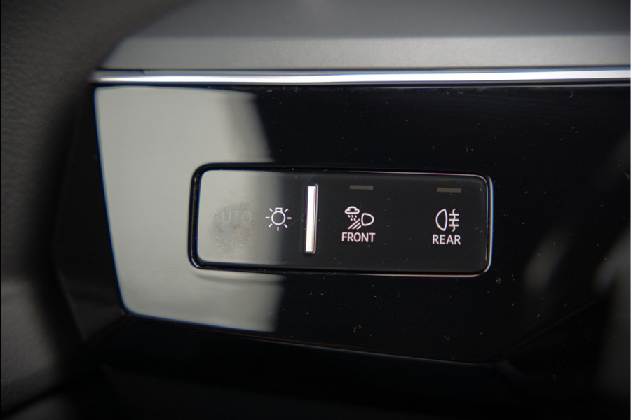 Audi e-tron 50 quattro Business edition Plus 71 kWh | Black Edition | Panoramadak | Camera | Memory Seats | Ambiance Verlichting | Luchtvering | Adaptive Cruise Control | Keyless | Matrix LED | Leder | Stoelverwarming | NAP |