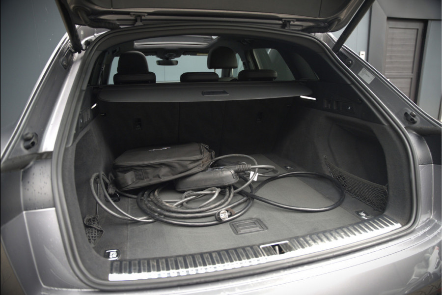 Audi e-tron 50 quattro Business edition Plus 71 kWh | Black Edition | Panoramadak | Camera | Memory Seats | Ambiance Verlichting | Luchtvering | Adaptive Cruise Control | Keyless | Matrix LED | Leder | Stoelverwarming | NAP |