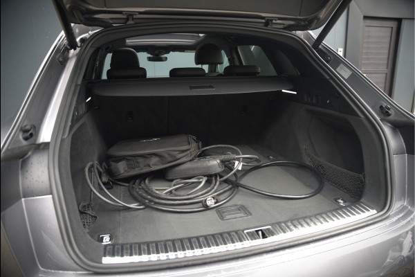 Audi e-tron 50 quattro Business edition Plus 71 kWh | Black Edition | Panoramadak | Camera | Memory Seats | Ambiance Verlichting | Luchtvering | Adaptive Cruise Control | Keyless | Matrix LED | Leder | Stoelverwarming | NAP |