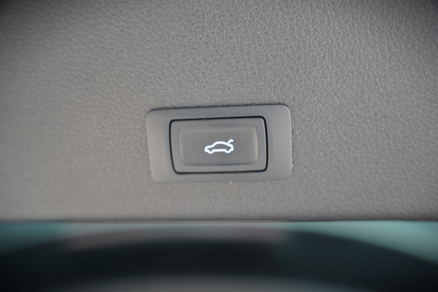 Audi e-tron 50 quattro Business edition Plus 71 kWh | Black Edition | Panoramadak | Camera | Memory Seats | Ambiance Verlichting | Luchtvering | Adaptive Cruise Control | Keyless | Matrix LED | Leder | Stoelverwarming | NAP |