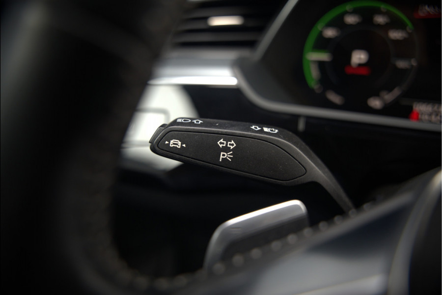 Audi e-tron 50 quattro Business edition Plus 71 kWh | Black Edition | Panoramadak | Camera | Memory Seats | Ambiance Verlichting | Luchtvering | Adaptive Cruise Control | Keyless | Matrix LED | Leder | Stoelverwarming | NAP |