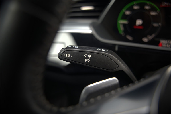 Audi e-tron 50 quattro Business edition Plus 71 kWh | Black Edition | Panoramadak | Camera | Memory Seats | Ambiance Verlichting | Luchtvering | Adaptive Cruise Control | Keyless | Matrix LED | Leder | Stoelverwarming | NAP |