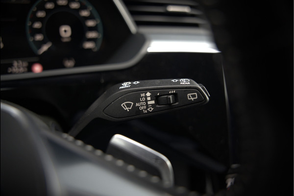 Audi e-tron 50 quattro Business edition Plus 71 kWh | Black Edition | Panoramadak | Camera | Memory Seats | Ambiance Verlichting | Luchtvering | Adaptive Cruise Control | Keyless | Matrix LED | Leder | Stoelverwarming | NAP |