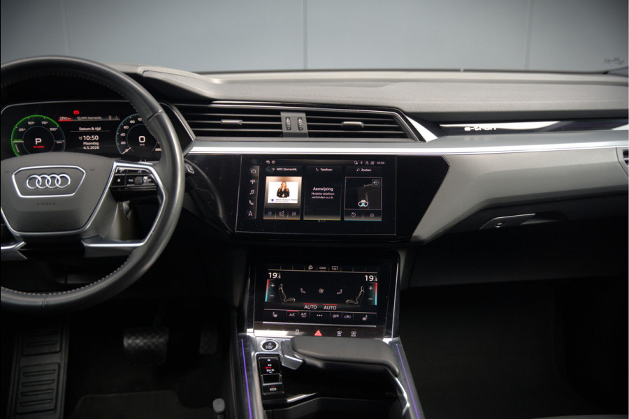 Audi e-tron 50 quattro Business edition Plus 71 kWh | Black Edition | Panoramadak | Camera | Memory Seats | Ambiance Verlichting | Luchtvering | Adaptive Cruise Control | Keyless | Matrix LED | Leder | Stoelverwarming | NAP |