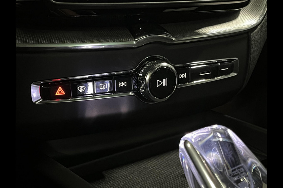 Volvo XC60 2.0 T8 PHEV AWD Ultra Black Edition Trekhaak | Bowers & Wilkins |  Massage | Open dak |  Stoel ventilatie | Stoel-/stuurverwarming | Head-up | 360 camera | *455PK*
