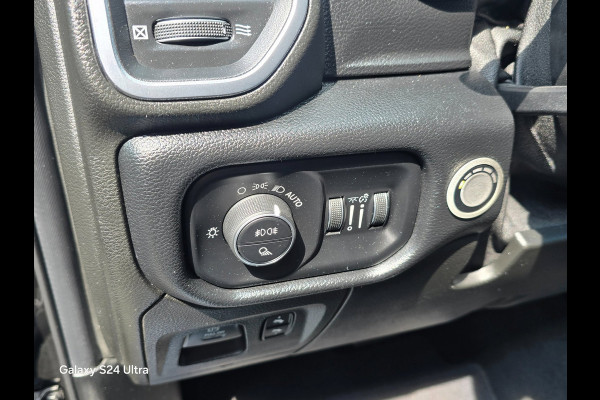 Dodge Ram 1500 5.7 V8 4x4 Crew Cab Laramie / NAP / Leder / Memory / Elek Stoelen / Open Pano / Led / Pdc / Trekhaak / 22 Inch
