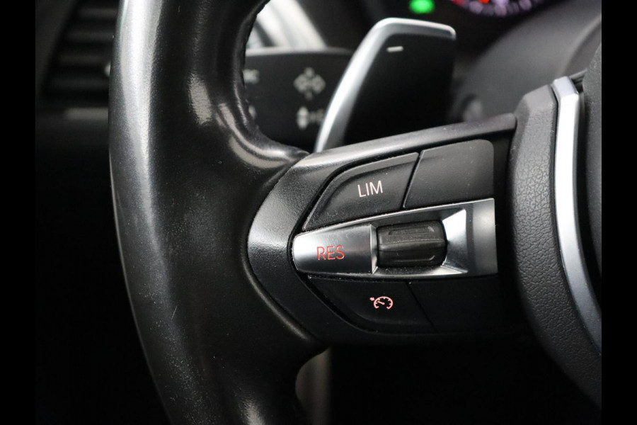 BMW 1-serie M140i High Executive | Stoelverwarming | Carplay | Leder | Adaptief LED | Keyless | Navigatie | Sportstoelen | Parkeerhulp | Climate control | Cruise control | Bluetooth | Getint glas | M Sport