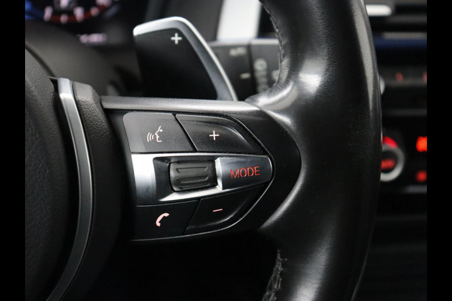 BMW 1-serie M140i High Executive | Stoelverwarming | Carplay | Leder | Adaptief LED | Keyless | Navigatie | Sportstoelen | Parkeerhulp | Climate control | Cruise control | Bluetooth | Getint glas | M Sport