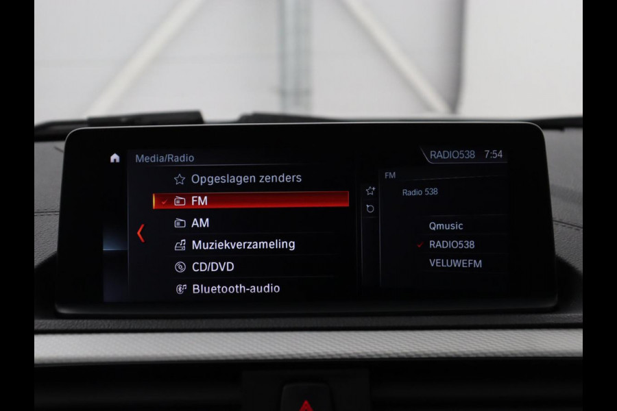 BMW 1-serie M140i High Executive | Stoelverwarming | Carplay | Leder | Adaptief LED | Keyless | Navigatie | Sportstoelen | Parkeerhulp | Climate control | Cruise control | Bluetooth | Getint glas | M Sport