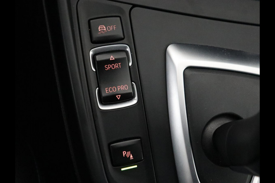 BMW 1-serie M140i High Executive | Stoelverwarming | Carplay | Leder | Adaptief LED | Keyless | Navigatie | Sportstoelen | Parkeerhulp | Climate control | Cruise control | Bluetooth | Getint glas | M Sport