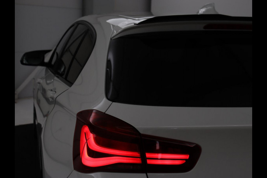 BMW 1-serie M140i High Executive | Stoelverwarming | Carplay | Leder | Adaptief LED | Keyless | Navigatie | Sportstoelen | Parkeerhulp | Climate control | Cruise control | Bluetooth | Getint glas | M Sport