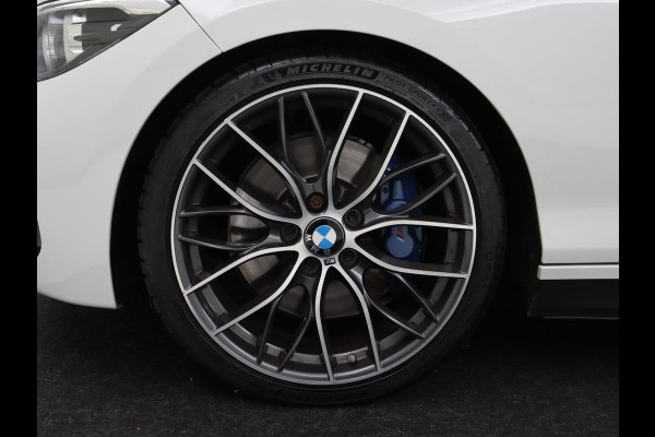 BMW 1-serie M140i High Executive | Stoelverwarming | Carplay | Leder | Adaptief LED | Keyless | Navigatie | Sportstoelen | Parkeerhulp | Climate control | Cruise control | Bluetooth | Getint glas | M Sport