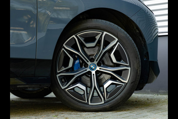 BMW iX xDrive50 - 112kWh - Sport Pakket - Pano - Driving Ass Prof - Head-up